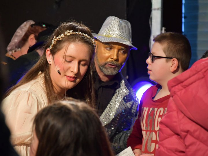 Für die Bewohnerinnen und Bewohner ist der Besuch der Theatergruppe das Highlight des Jahres